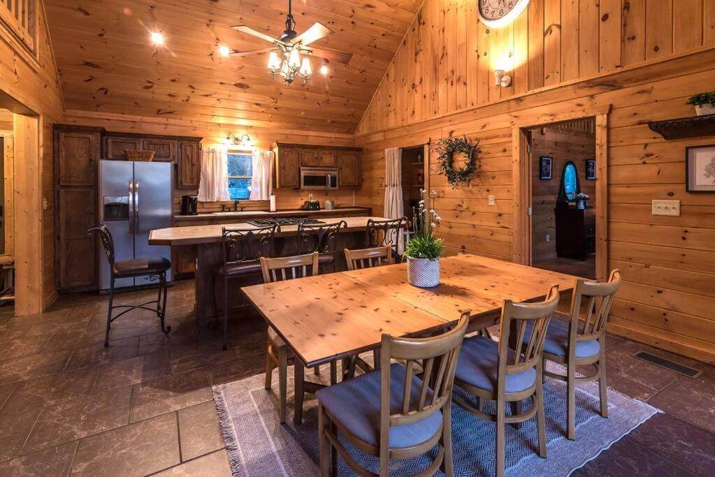 Private Creekside Cabin+Hot Tub,Pool Table, & Pets 엘리제이 외부 사진