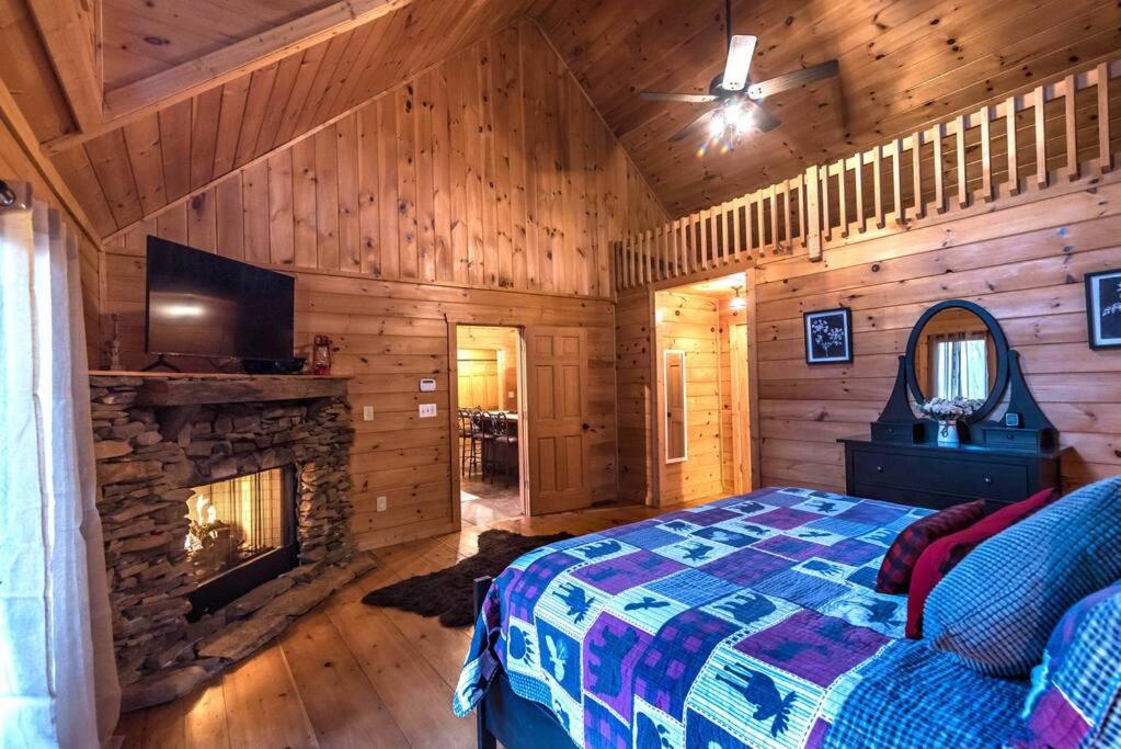 Private Creekside Cabin+Hot Tub,Pool Table, & Pets 엘리제이 외부 사진