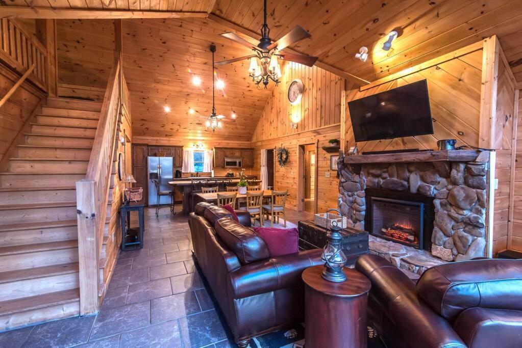 Private Creekside Cabin+Hot Tub,Pool Table, & Pets 엘리제이 외부 사진