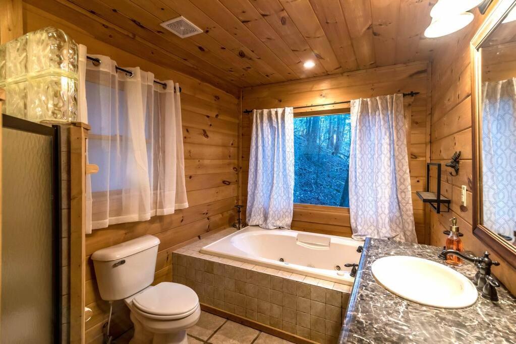 Private Creekside Cabin+Hot Tub,Pool Table, & Pets 엘리제이 외부 사진