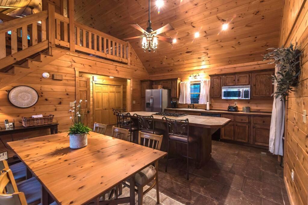 Private Creekside Cabin+Hot Tub,Pool Table, & Pets 엘리제이 외부 사진