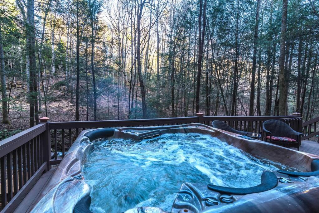 Private Creekside Cabin+Hot Tub,Pool Table, & Pets 엘리제이 외부 사진