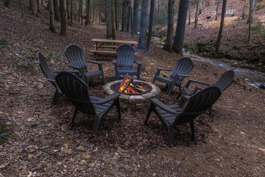 Private Creekside Cabin+Hot Tub,Pool Table, & Pets 엘리제이 외부 사진